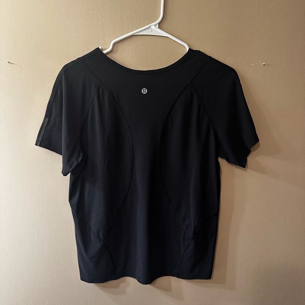 Lululemon workout tee. Tag was ripped off but it is a size 8.